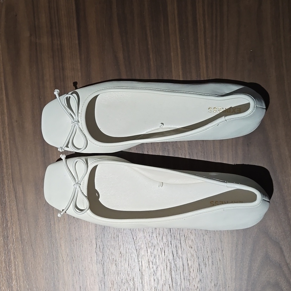 NWOT off white flats